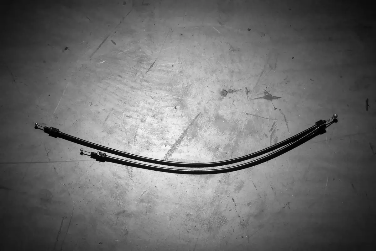 Kink Upper Gyro Cable 1