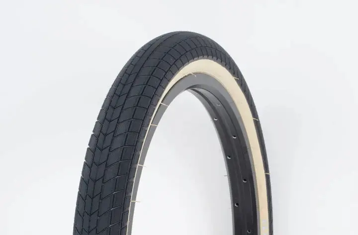 Relic Flatout Tire 1